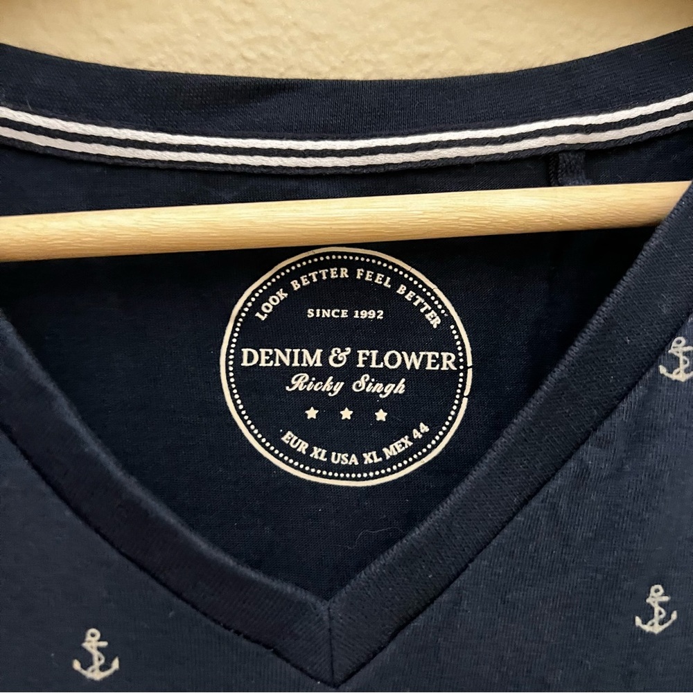 Denim & Flower V-Neck Blue T-Shirt EU Large - Picture 3 of 3
